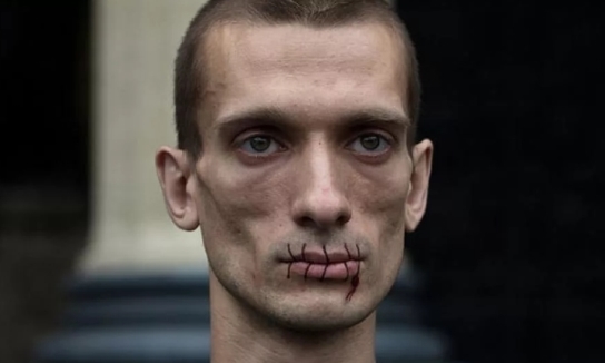 Петр Павленский теперь зажигает во Франции